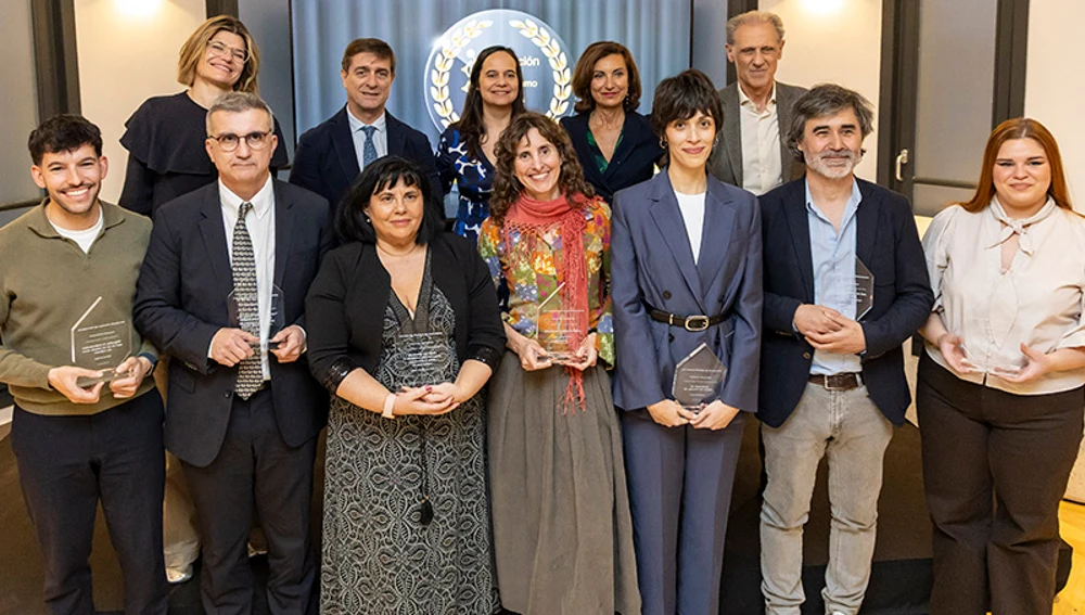 Belén Gómez del Pino amb la resta de professionals de l'àmbit sanitari reconeguts amb els Premios de Periodismo de la Fundación Grünenthal Belén Gómez del Pino amb la resta de professionals de l'àmbit sanitari reconeguts amb els Premios de Periodismo de la Fundación Grünenthal