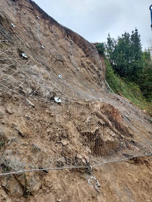 Finaliza la actuación de emergencia por el derrumbe en el talud de la calle Lisboa Finaliza la actuación de emergencia por el derrumbe en el talud de la calle Lisboa