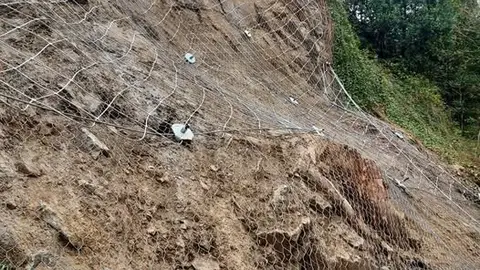 Finaliza la actuación de emergencia por el derrumbe en el talud de la calle Lisboa Finaliza la actuación de emergencia por el derrumbe en el talud de la calle Lisboa