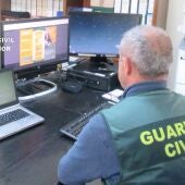 Agente de la Guardia Civil frente a un ordenador