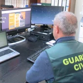 Agente de la Guardia Civil frente a un ordenador Agente de la Guardia Civil frente a un ordenador