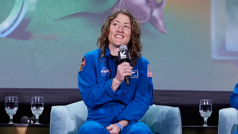 Fotografía de Christina Koch, la primera mujer en viajar a la Luna con Artemis II, durante una rueda de prensa.