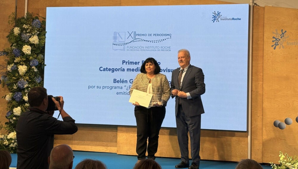 Belén Gómez del Pino rebent aquest reconeixement de mans del periodista Manuel Campo Vidal