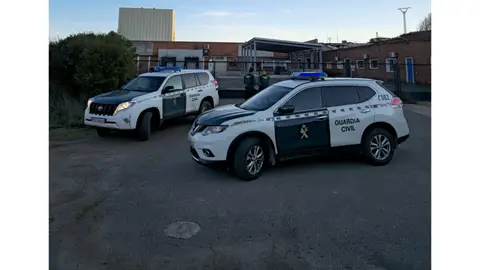 Tres detenidos por el robo infraganti en una quesería de Herrera de Pisuerga .