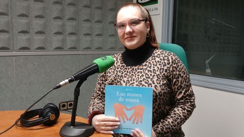La oriolana Maricarmen Gim&eacute;nez llena de sensibilidad y matices 'Las manos de mam&aacute;', su segundo cuento infantil