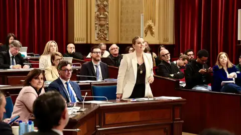La Presidenta del Govern, Marga Prohens, durante el pleno de este martes en el Parlament. La Presidenta del Govern, Marga Prohens, durante el pleno de este martes en el Parlament.