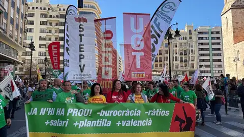 Sindicatos valencianas se manifiestan por la mejora de las condiciones laborales y salariales del profesorado - Sindicatos valencianas se manifiestan por la mejora de las condiciones laborales y salariales del profesorado -
