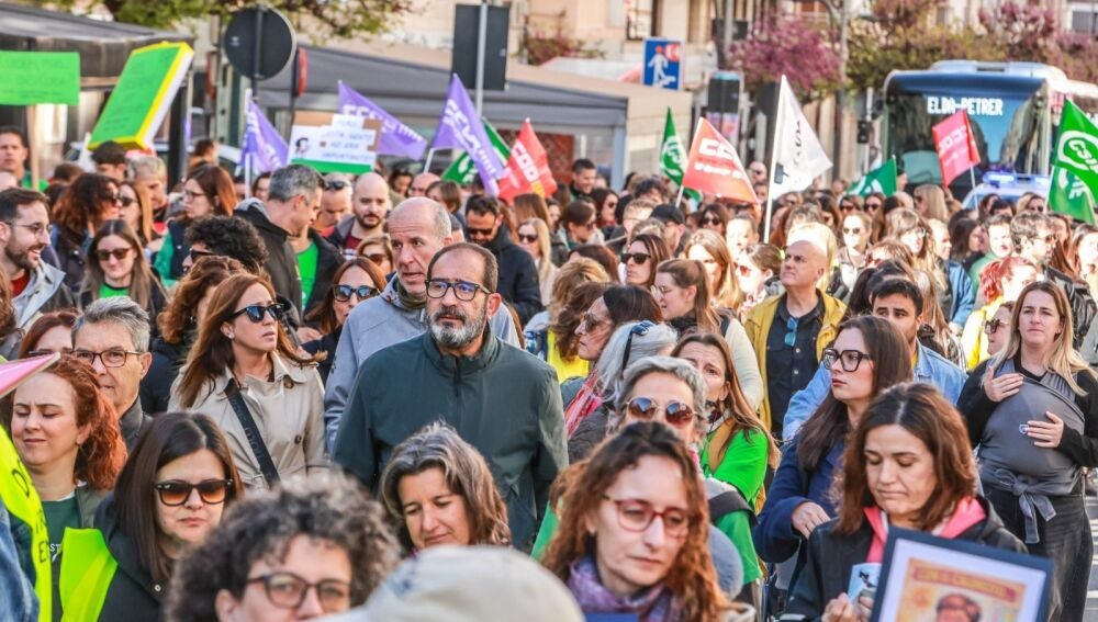 Concentración por la educación pública en la plaza Sagasta de Elda.