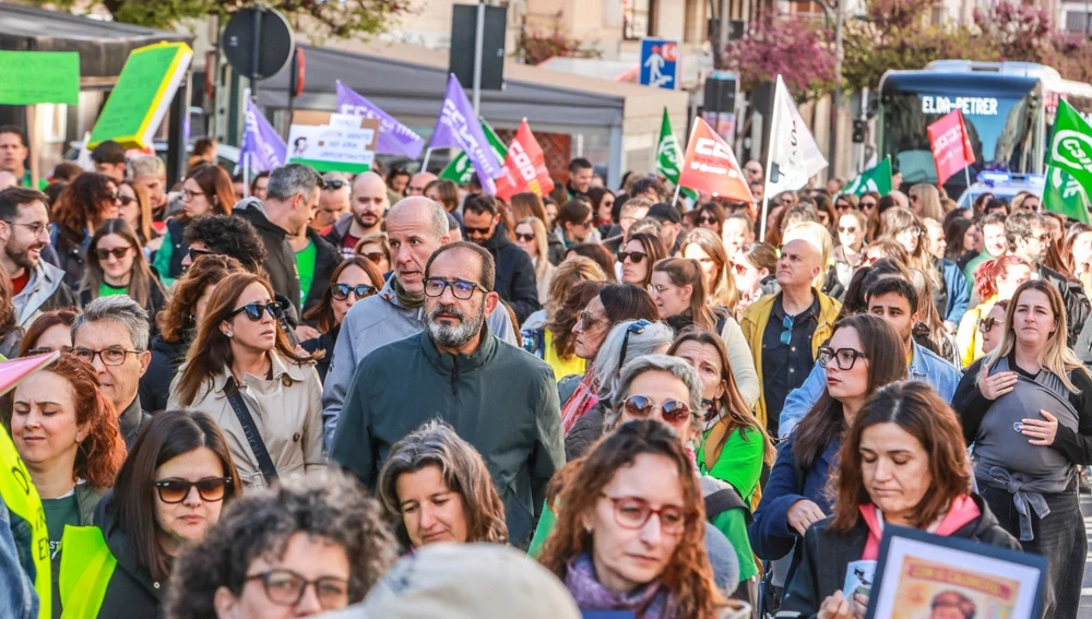 Concentración por la educación pública en la plaza Sagasta de Elda. Concentración por la educación pública en la plaza Sagasta de Elda.