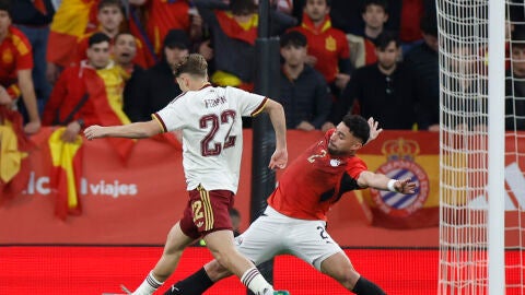 El centrocampista espa&ntilde;ol Ferm&iacute;n L&oacute;pez (i) disputa un bal&oacute;n con el defensa egipcio Yasser Ibrahim (d) durante un encuentro amistoso 