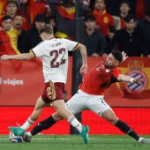 El centrocampista español Fermín López (i) disputa un balón con el defensa egipcio Yasser Ibrahim (d) durante un encuentro amistoso 