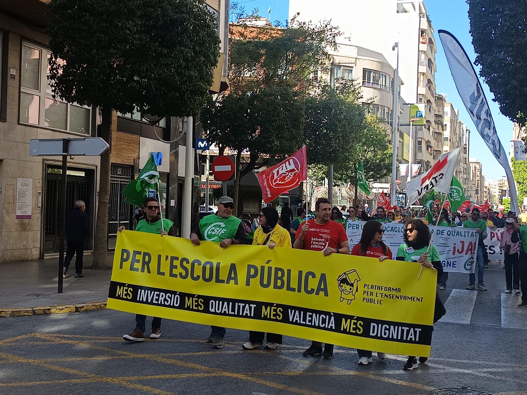 Alrededor de 2.000 personas se manifiestan en Elche reivindicando más inversión para una educación pública de más calidad Alrededor de 2.000 personas se manifiestan en Elche reivindicando más inversión para una educación pública de más calidad