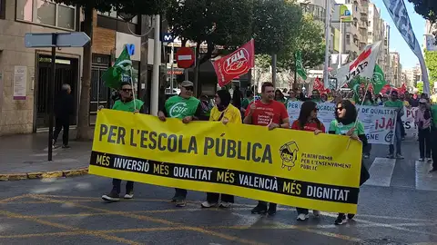 Cabecera de la manifestación por la educación pública celebra en Elche. Cabecera de la manifestación por la educación pública celebra en Elche.