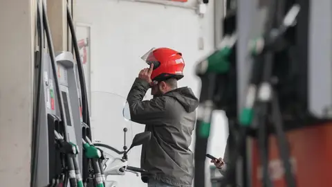 Una persona echa combustible, a 4 de marzo de 2026, en Barcelona, Catalunya (España). Una persona echa combustible, a 4 de marzo de 2026, en Barcelona, Catalunya (España).