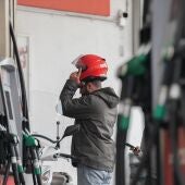 Una persona echa combustible, a 4 de marzo de 2026, en Barcelona, Catalunya (España).