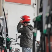 Una persona echa combustible, a 4 de marzo de 2026, en Barcelona, Catalunya (España). Una persona echa combustible, a 4 de marzo de 2026, en Barcelona, Catalunya (España).