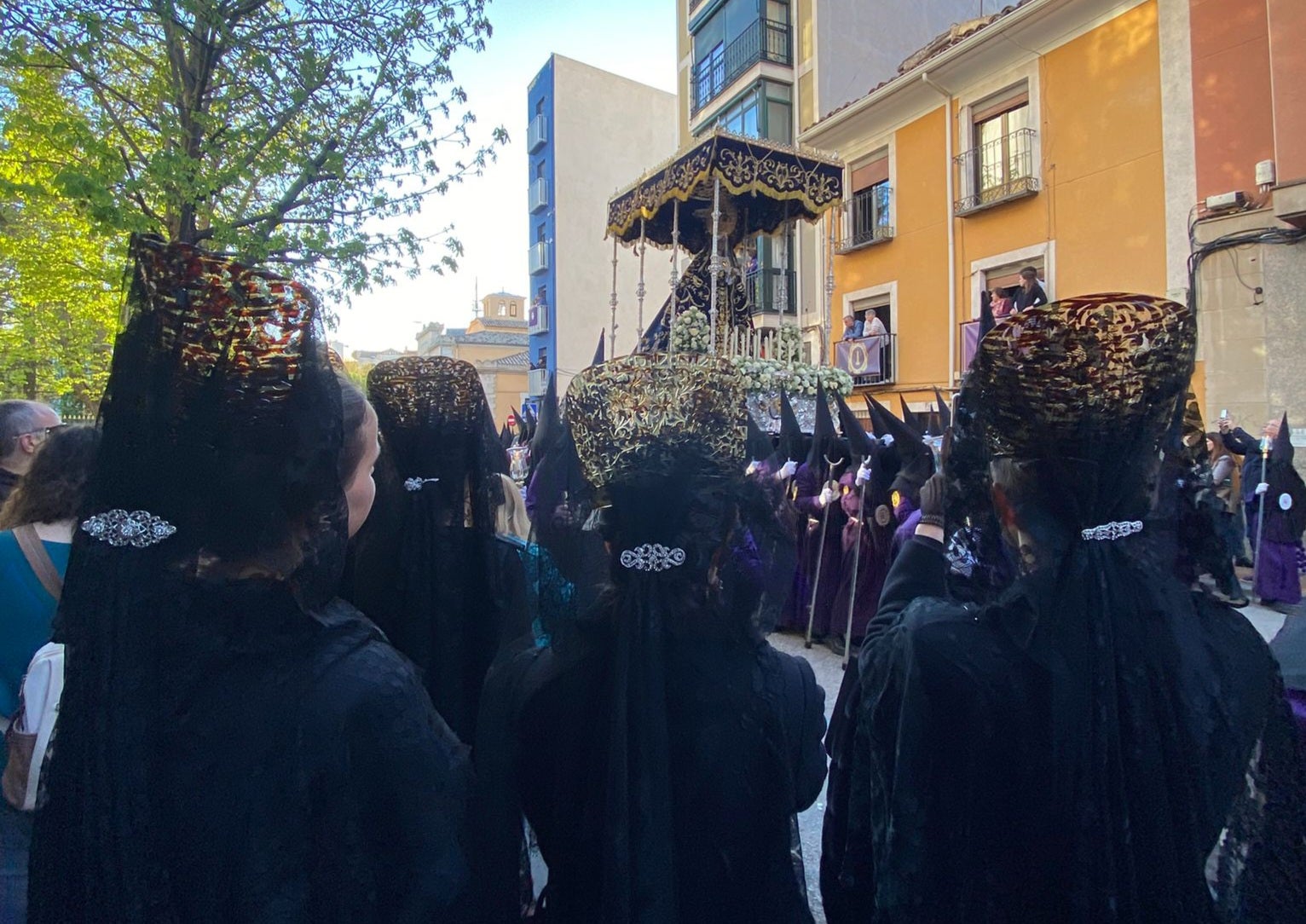 Moda en Semana Santa y el protocolo de las mantillas en el Jueves Santo Moda en Semana Santa y el protocolo de las mantillas en el Jueves Santo