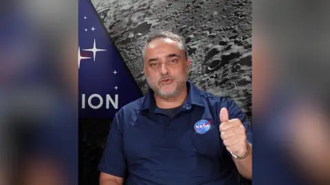 Eduardo García Llama durante un vídeo explicativo de la misión Artemis. El científico Eduardo García Llama explica el papel de España en la misión Artemis II: "Mi equipo tiene como función principal resolver crisis"