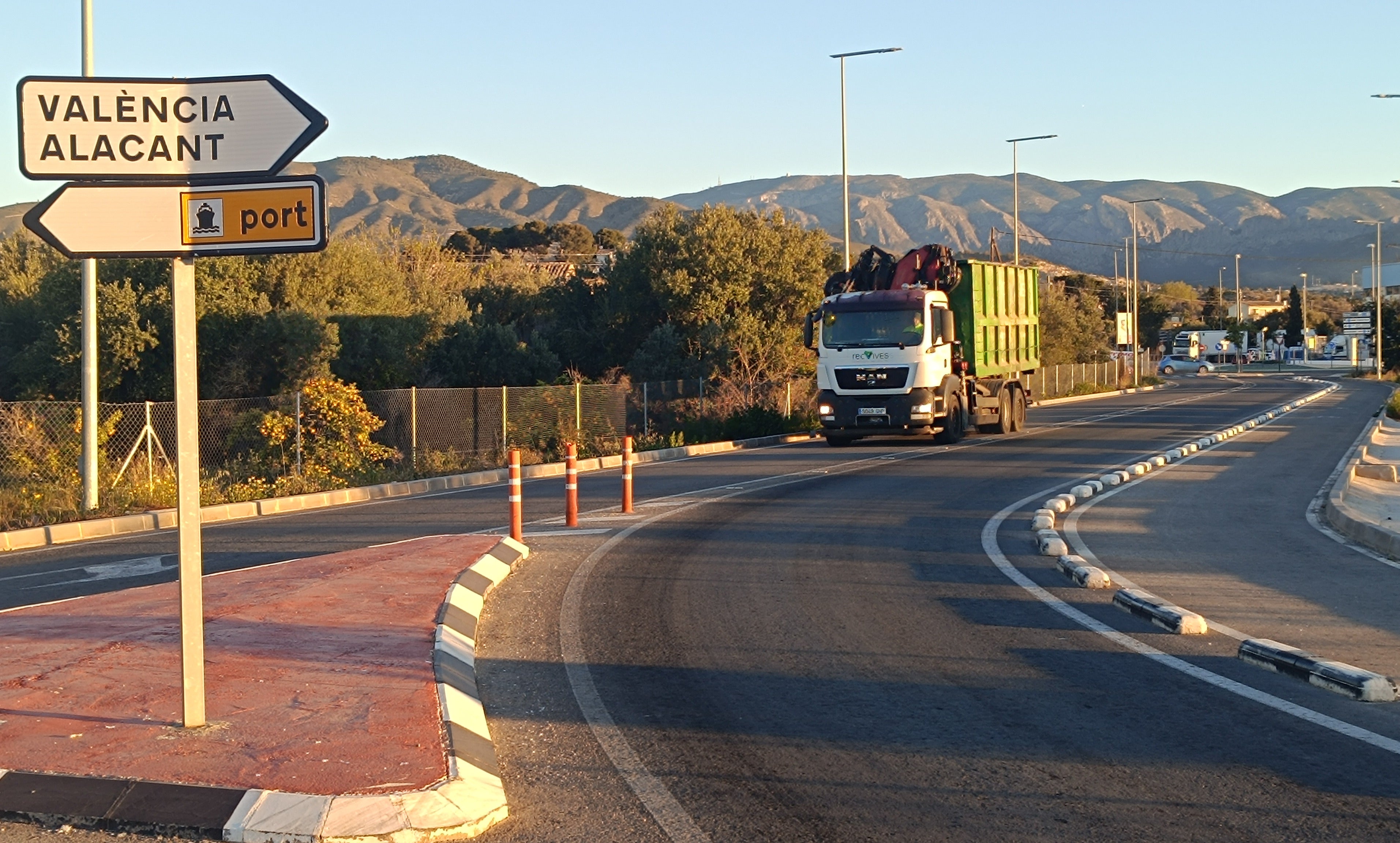 Villajoyosa desbloquea el nuevo vial de acceso al puerto con la licitación de la redacción del proyecto Villajoyosa desbloquea el nuevo vial de acceso al puerto con la licitación de la redacción del proyecto