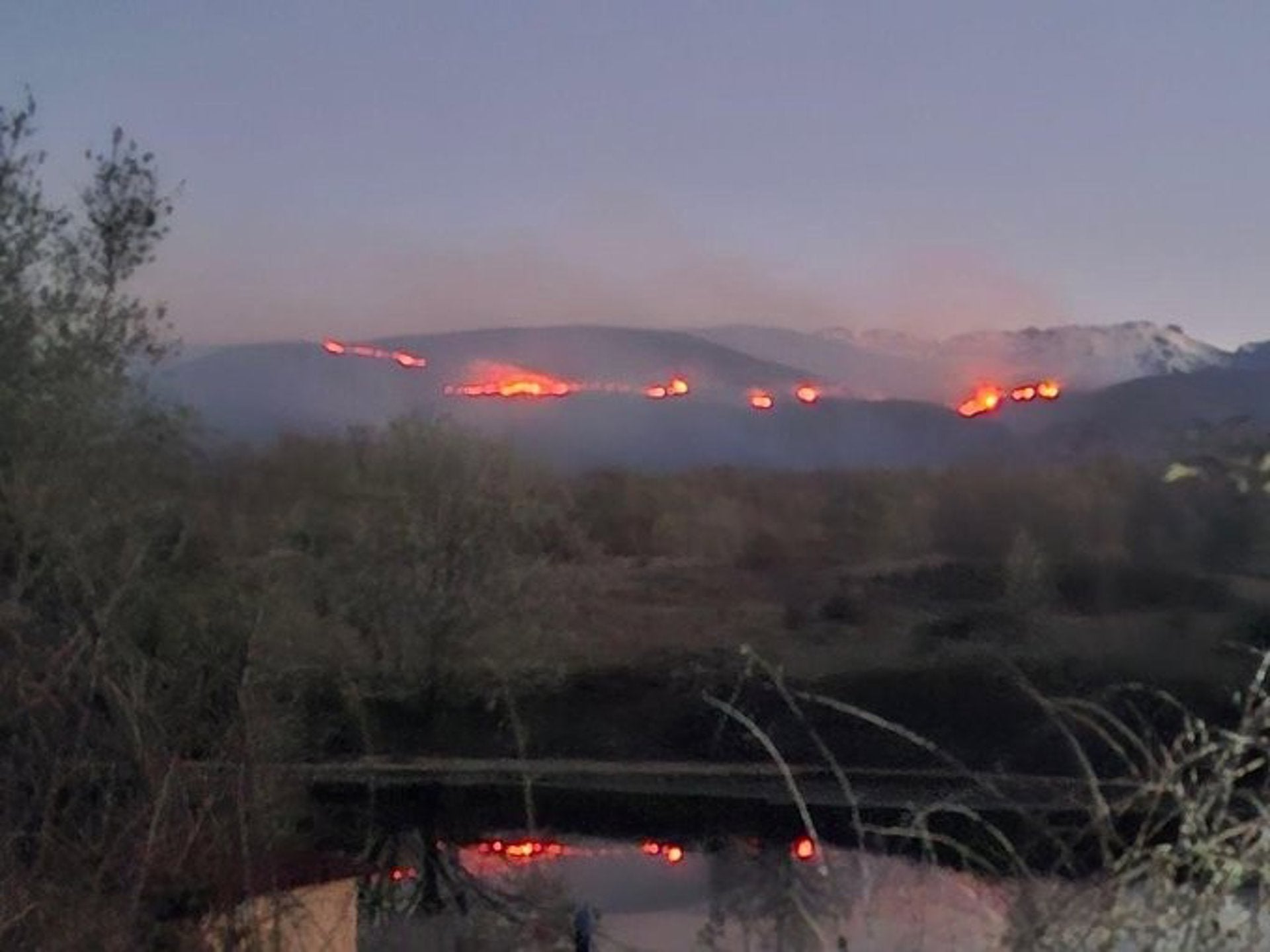 El incendio en Losar de la Vera afecta ya a unas 600 hectáreas El incendio en Losar de la Vera afecta ya a unas 600 hectáreas