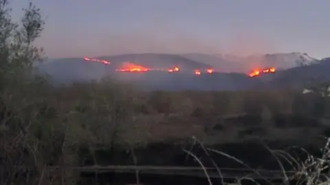 El incendio en Losar de la Vera afecta ya a unas 600 hectáreas El incendio en Losar de la Vera afecta ya a unas 600 hectáreas
