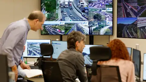 Varios operarios trabajan en el Centro de Gestión de Tráfico de Levante en la Jefatura provincial de Tráfico durante este miércoles en el que la delegada del Gobierno, Pilar Bernabé, ha presentado la Operación Especial de Tráfico de Semana Varios operarios trabajan en el Centro de Gestión de Tráfico de Levante en la Jefatura provincial de Tráfico durante este miércoles en el que la delegada del Gobierno, Pilar Bernabé, ha presentado la Operación Especial de Tráfico de Semana