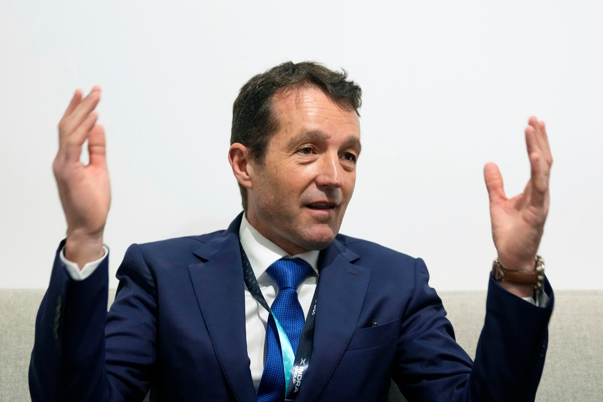 Escribano dimite como presidente de Indra y el Gobierno propone a Ángel Simón como su sucesor Escribano dimite como presidente de Indra y el Gobierno propone a Ángel Simón como su sucesor