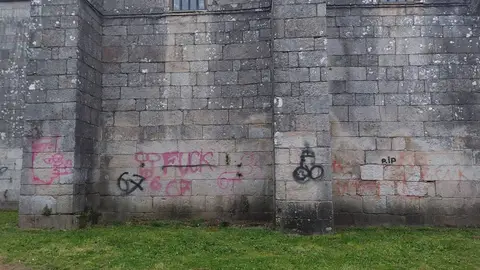 El concello de Santiago limpiará las pintadas en la Iglesia de Santa Susana "aunque le corresponde a la propiedad" y rechaza la instalación de cámaras de vigilancia El concello de Santiago limpiará las pintadas en la Iglesia de Santa Susana "aunque le corresponde a la propiedad" y rechaza la instalación de cámaras de vigilancia
