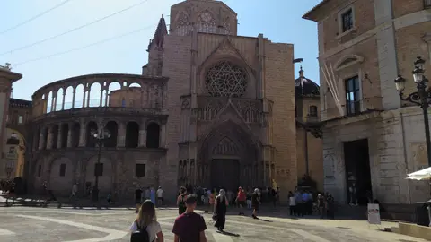Fachada de la Catedral de València turistas