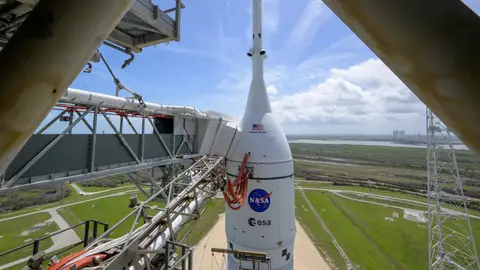 El cohete del Artemis II con la nave espacial Orion visto desde lo alto de la plataforma de lanzamiento. Cuánto dinero le cuesta a la NASA volver a la Luna: Artemis II, una misión de 93 mil millones de dólares