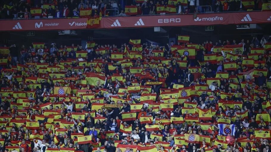 Imagen de la grada del RCDE Stadium durante el España Egipto