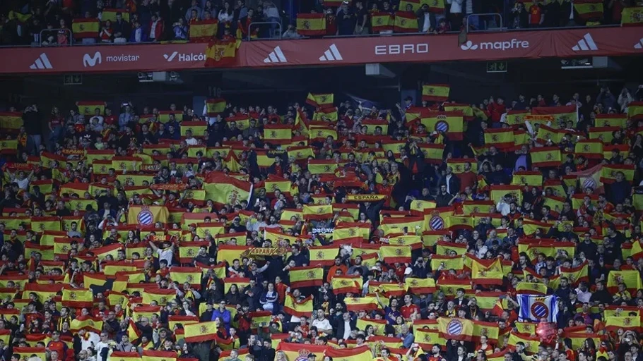 Imagen de la grada del RCDE Stadium durante el España Egipto