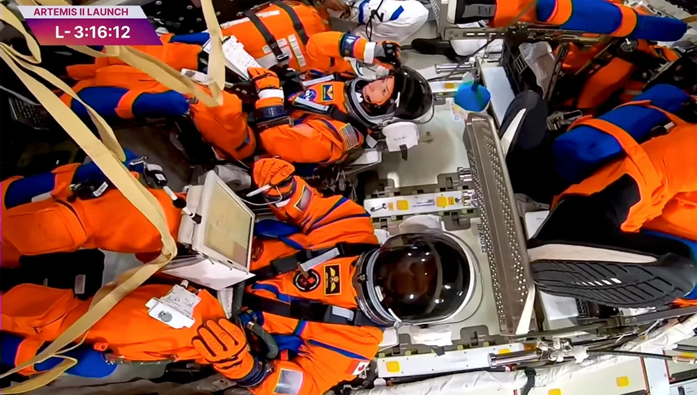 Los cuatro astronautas en el interior de la cápsula tripulada Orion antes del lanzamiento Los cuatro astronautas en el interior de la cápsula tripulada Orion antes del lanzamiento