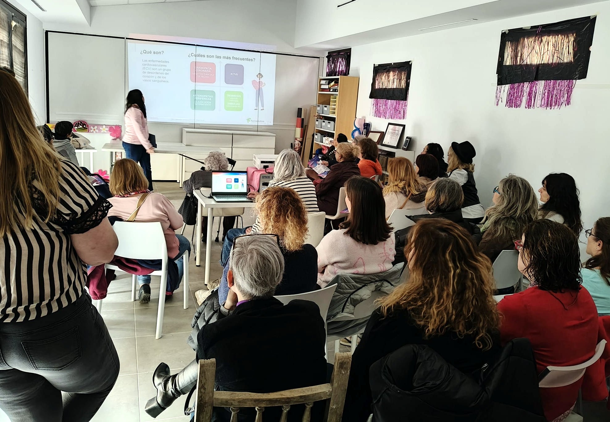 Cuatro farmacias rurales imparten sesiones de educación sanitaria sobre problemas de salud de la mujer Cuatro farmacias rurales imparten sesiones de educación sanitaria sobre problemas de salud de la mujer