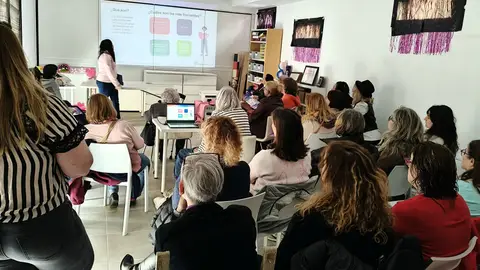 Cuatro farmacias rurales imparten sesiones de educación sanitaria sobre problemas de salud de la mujer Cuatro farmacias rurales imparten sesiones de educación sanitaria sobre problemas de salud de la mujer