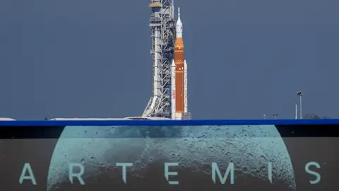 Fotografía de archivo del cohete SLS (Space Launch System) con una cápsula Orion, parte de la misión Artemis 2, Fotografía de archivo del cohete SLS (Space Launch System) con una cápsula Orion, parte de la misión Artemis 2/ FE/EPA/CRISTOBAL HERRERA