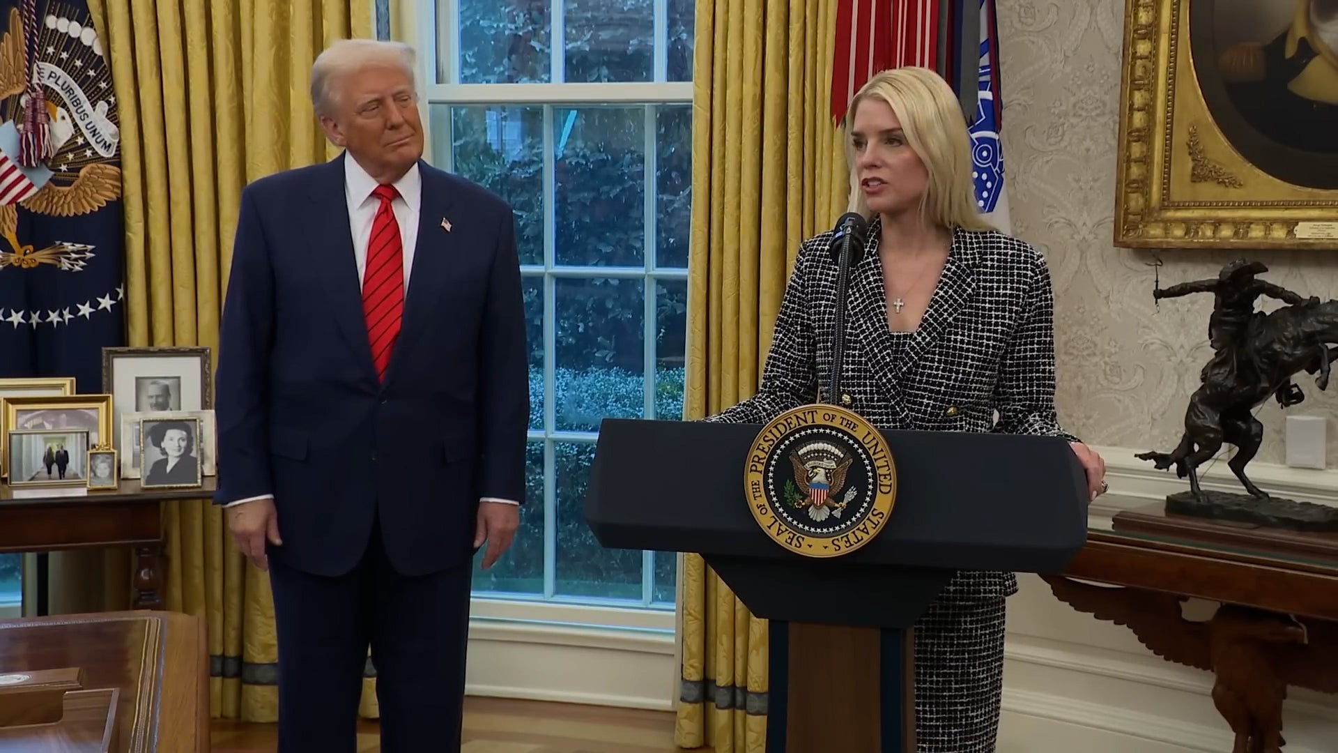 Trump aparta a la fiscal general de Estados Unidos Pam Bondi Trump aparta a la fiscal general de Estados Unidos Pam Bondi