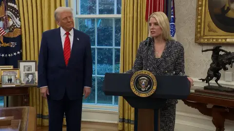 Donald Trump junto a Pam Bondi en una rueda de prensa en la Casa Blanca. Donald Trump junto a Pam Bondi en una rueda de prensa en la Casa Blanca.
