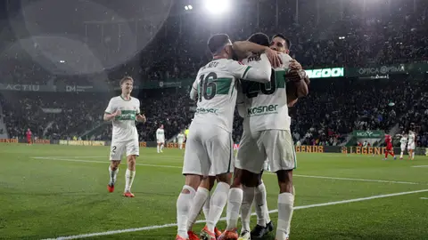 Jugadores del Elche CF celebran un gol ante el Rayo Vallecano en el partido de la primera vuelta. Jugadores del Elche CF celebran un gol ante el Rayo Vallecano en el partido de la primera vuelta.