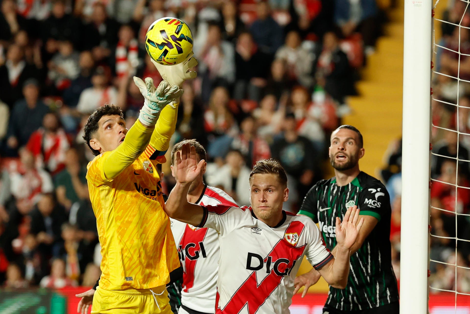 El Elche CF vuelve a perder a domicilio y sólo una victoria del Real Madrid en Mallorca evitará que vuelva al descenso El Elche CF vuelve a perder a domicilio y sólo una victoria del Real Madrid en Mallorca evitará que vuelva al descenso