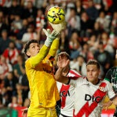 El portero del Elche Matías Dituro en acción durante el partido ante Rayo Vallecano.