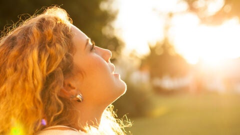 Una chica disfrutando de la luz del sol Una chica disfrutando de la luz del sol