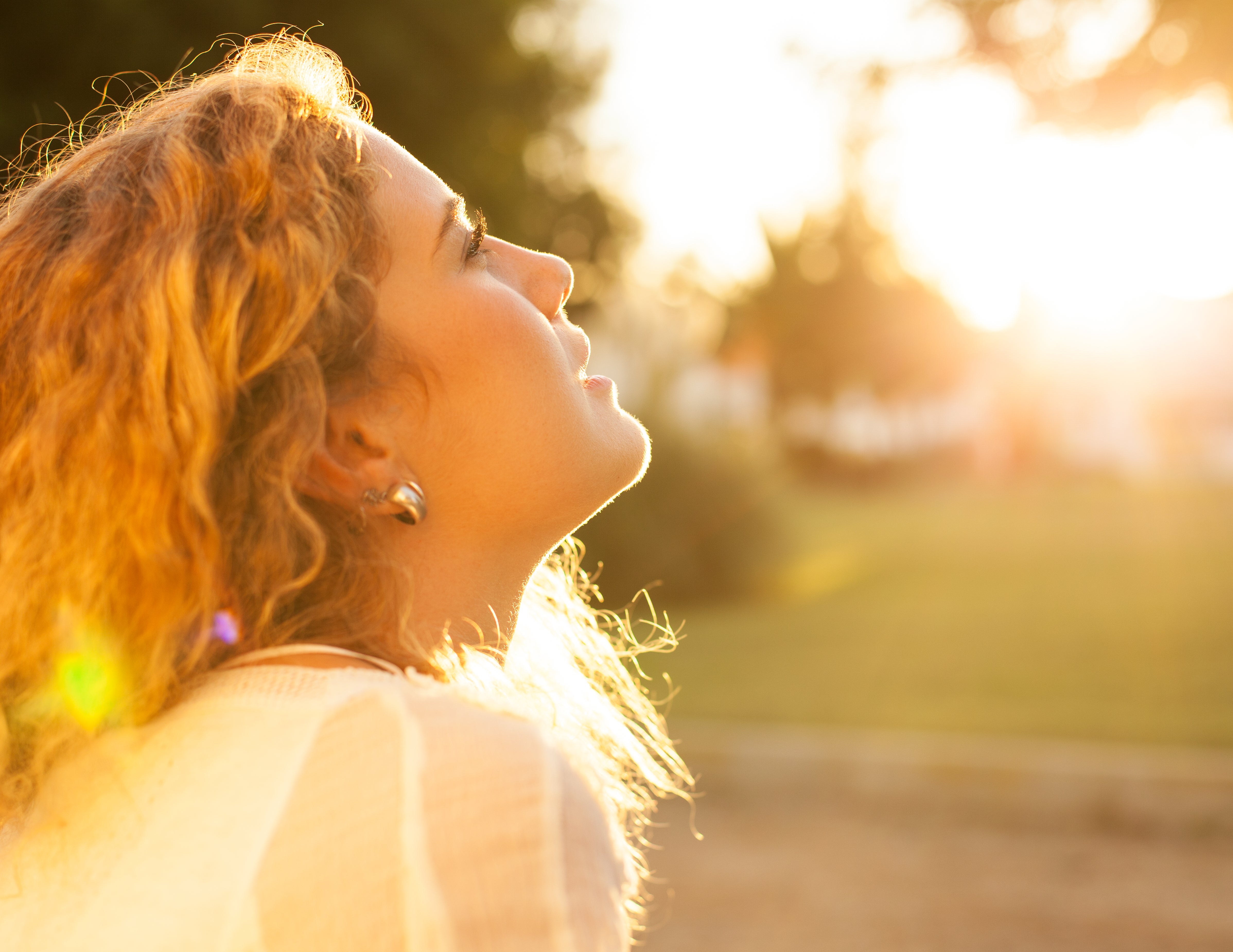 Una chica disfrutando de la luz del sol Una chica disfrutando de la luz del sol