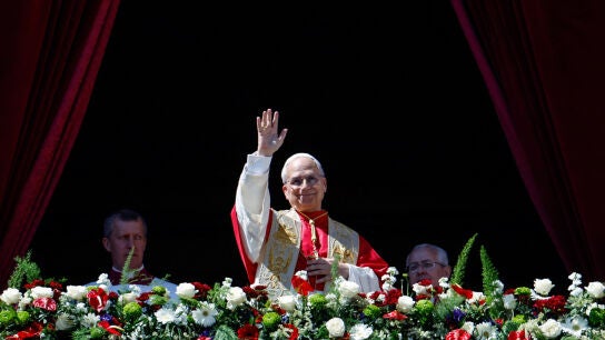 El papa Le&oacute;n XIV desde el balc&oacute;n de la plaza de San Pedro