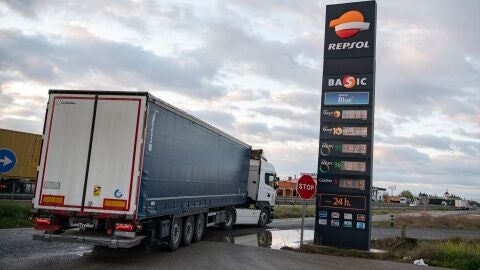 Un cami&oacute;n en una gasolinera