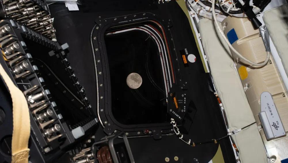 Visión de la Luna desde la nave Orion Visión de la Luna desde la nave Orion