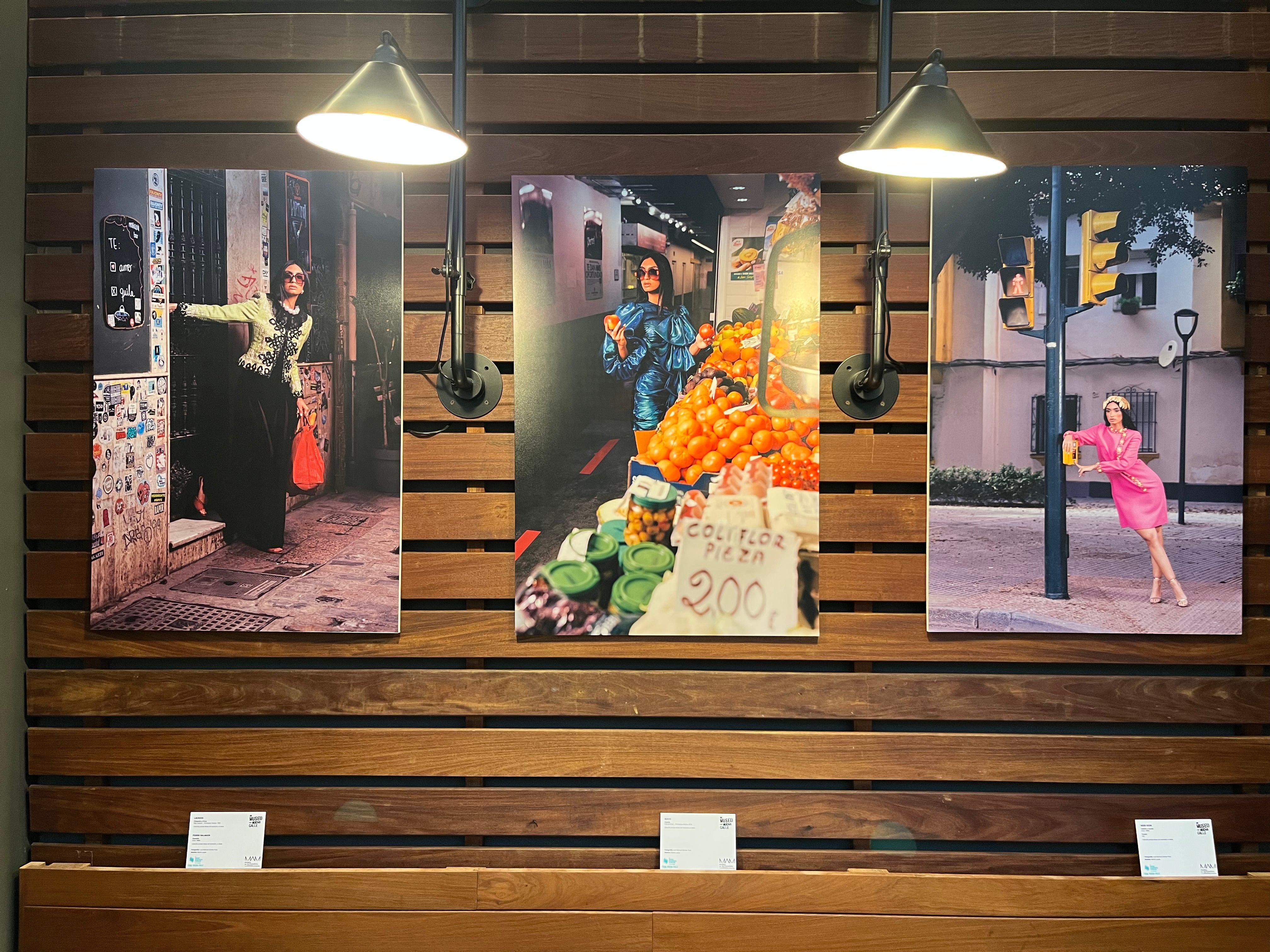 ‘Un Museo con Mucha Calle’, la nueva exposición fotográfica del MAM que traslada la moda a la vida cotidiana ‘Un Museo con Mucha Calle’, la nueva exposición fotográfica del MAM que traslada la moda a la vida cotidiana