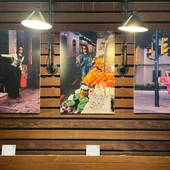 ‘Un Museo con Mucha Calle’, la nueva exposición fotográfica del MAM que traslada la moda a la vida cotidiana ‘Un Museo con Mucha Calle’, la nueva exposición fotográfica del MAM que traslada la moda a la vida cotidiana