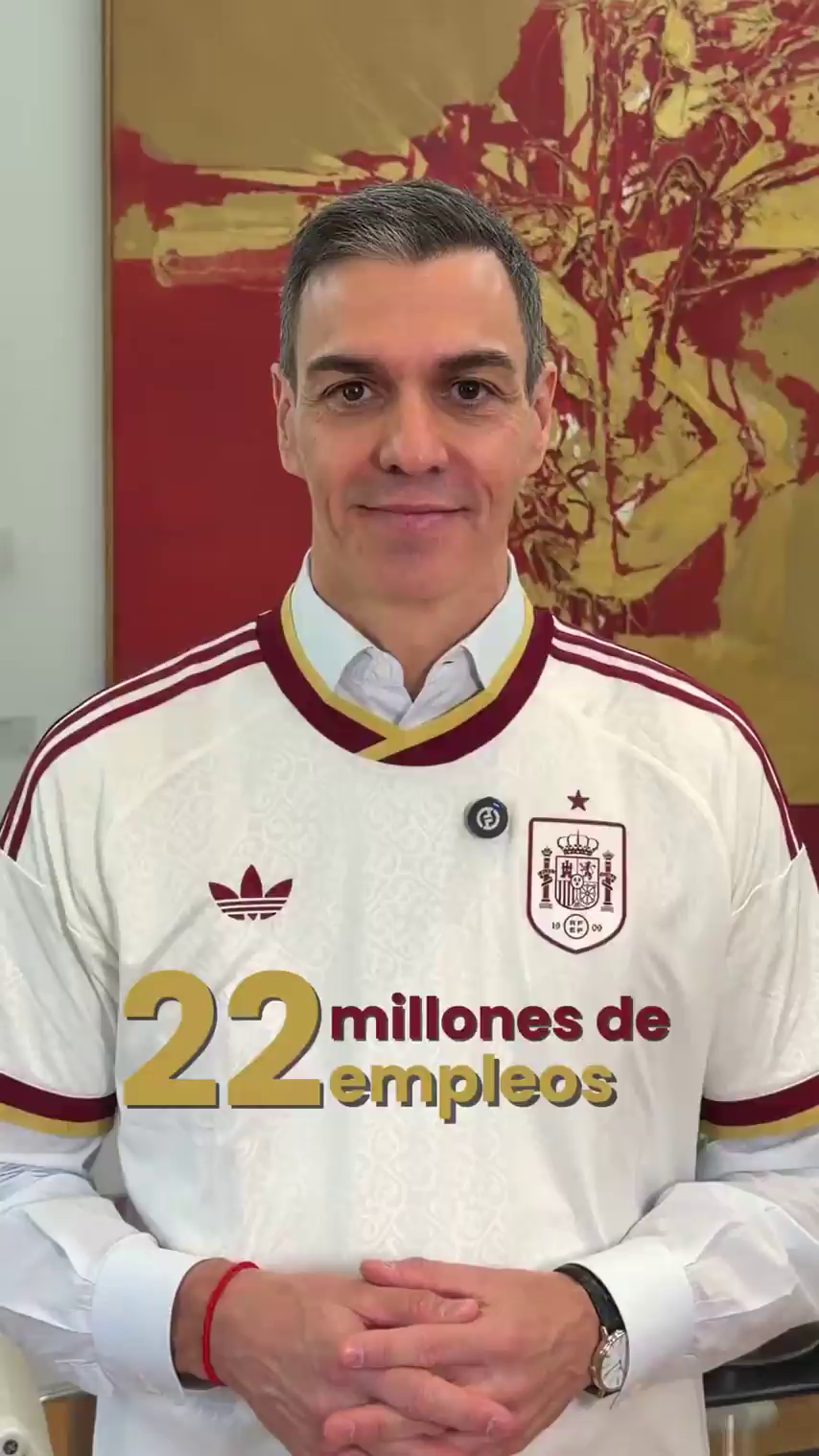 Sánchez se viste con la camiseta de la selección española para celebrar los 22 millones de afiliados: "España tiene el mejor equipo" Sánchez se viste con la camiseta de la selección española para celebrar los 22 millones de afiliados: "España tiene el mejor equipo"