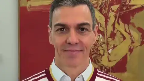 Sánchez se viste con la camiseta de la selección española para celebrar los 22 millones de afiliados: "España tiene el mejor equipo" Sánchez se viste con la camiseta de la selección española para celebrar los 22 millones de afiliados: "España tiene el mejor equipo"
